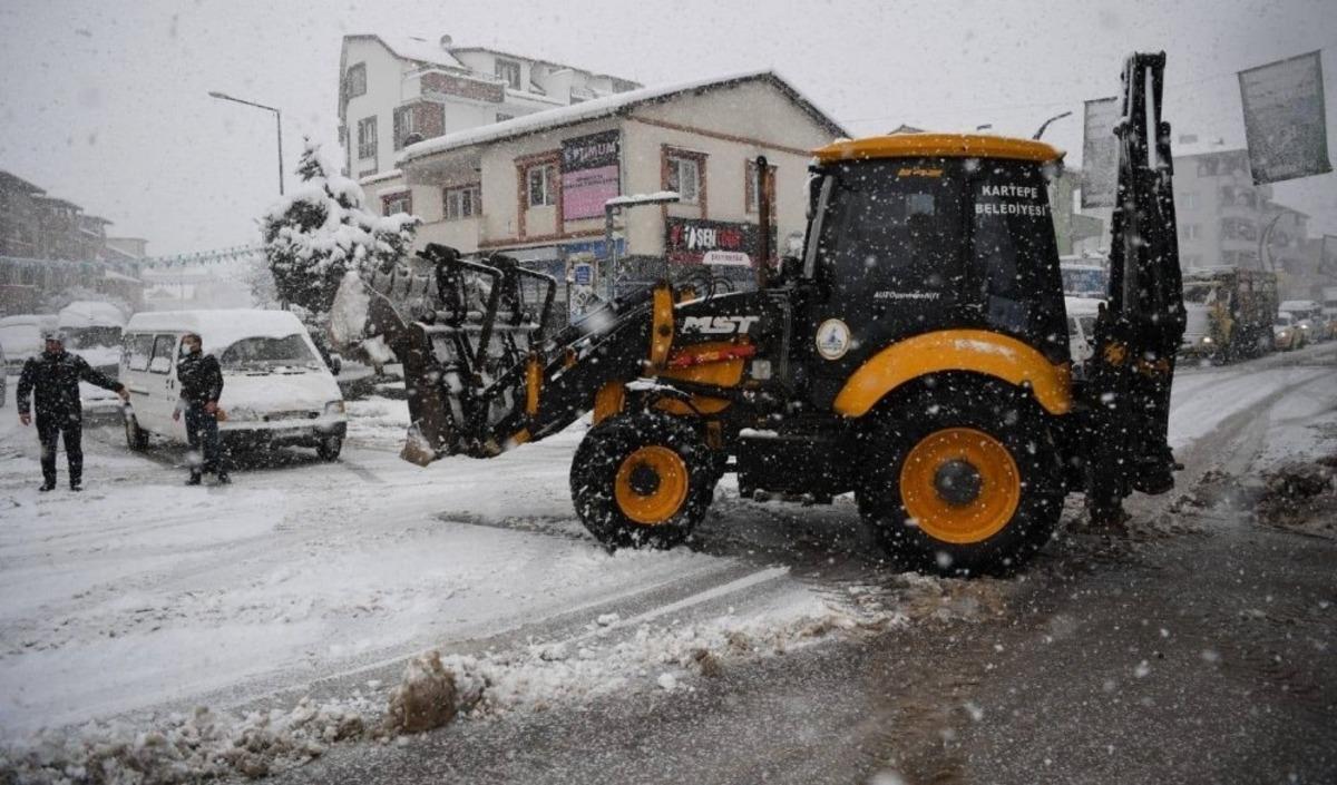 Kartepe&rsquo;de karla m&uuml;cadele s&uuml;r&uuml;yor