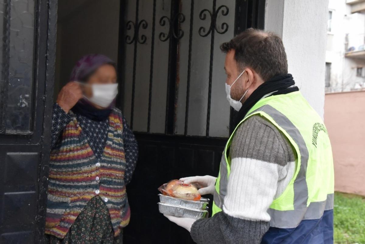 Yunusemre soğuk kış g&uuml;nlerinde de ihtiya&ccedil; sahiplerini unutmuyor