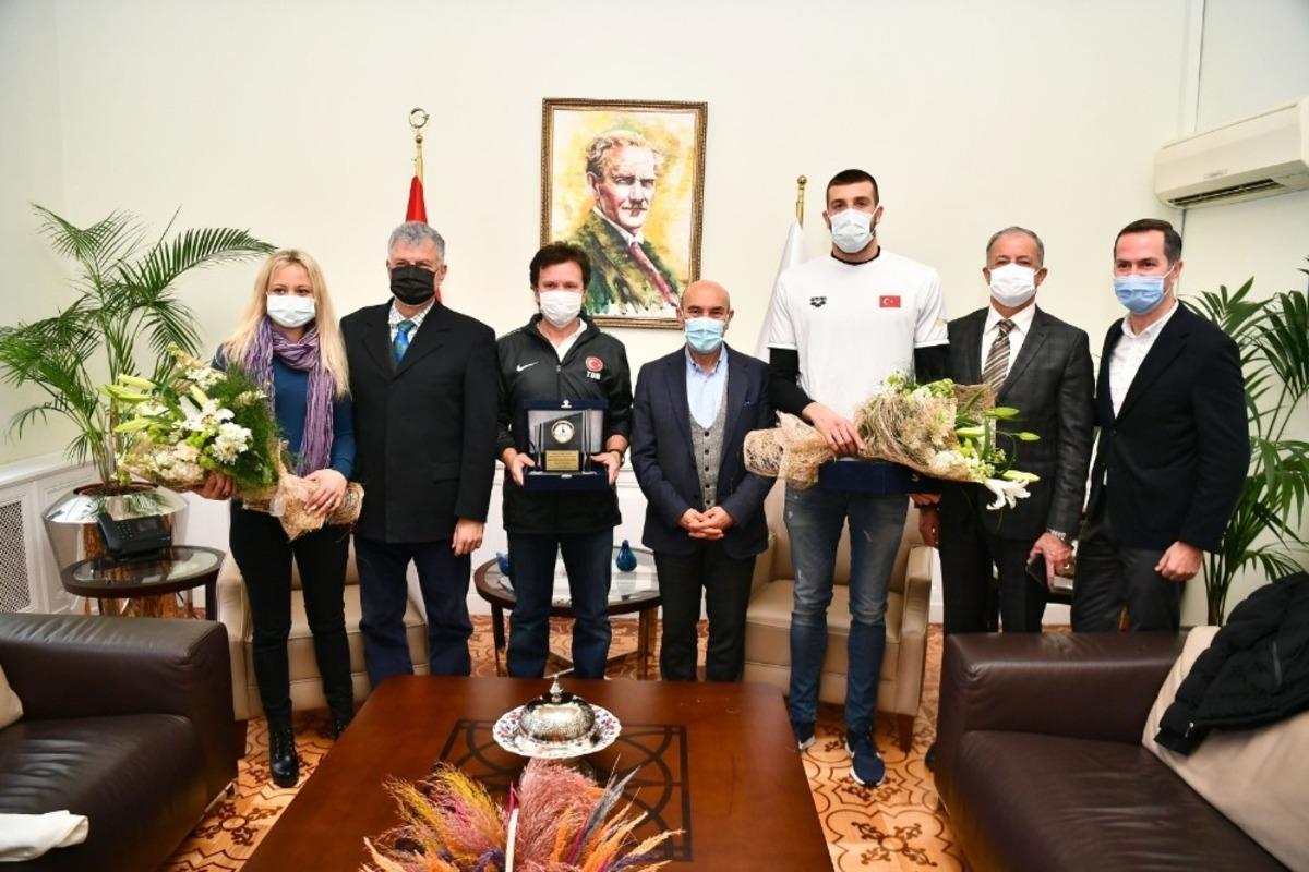 İzmir&rsquo;e gurur yaşatan milli y&uuml;z&uuml;c&uuml; Sak&ccedil;ı Başkan Soyer&rsquo;i ziyaret etti