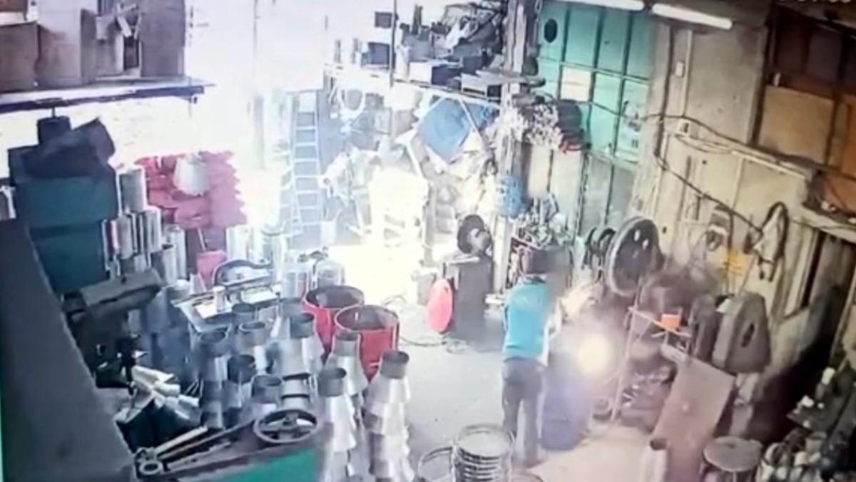 İş&ccedil;inin &ouml;l&uuml;m&uuml;ne sebep olan yağ varilinin patlama anı kameraya yansıdı