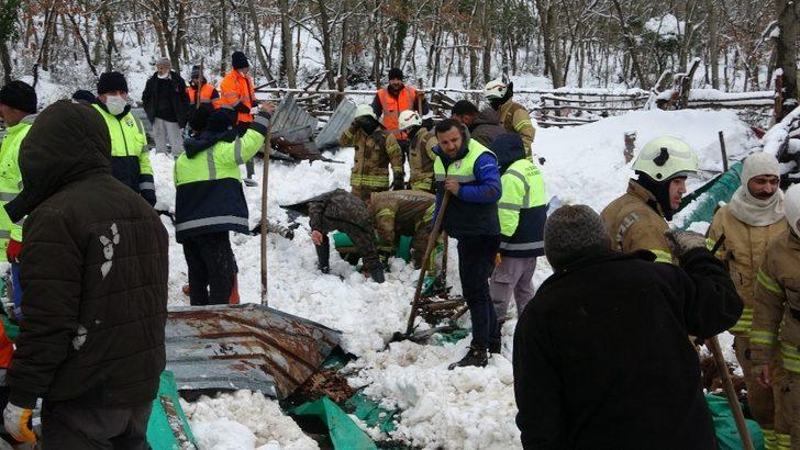 Şile’de kar nedeniyle ahırın çatısı çöktü, 10 hayvan telef oldu G3
