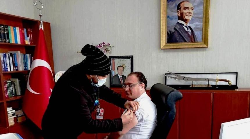 Sarıg&ouml;l Kaymakamı korona vir&uuml;s aşısı oldu