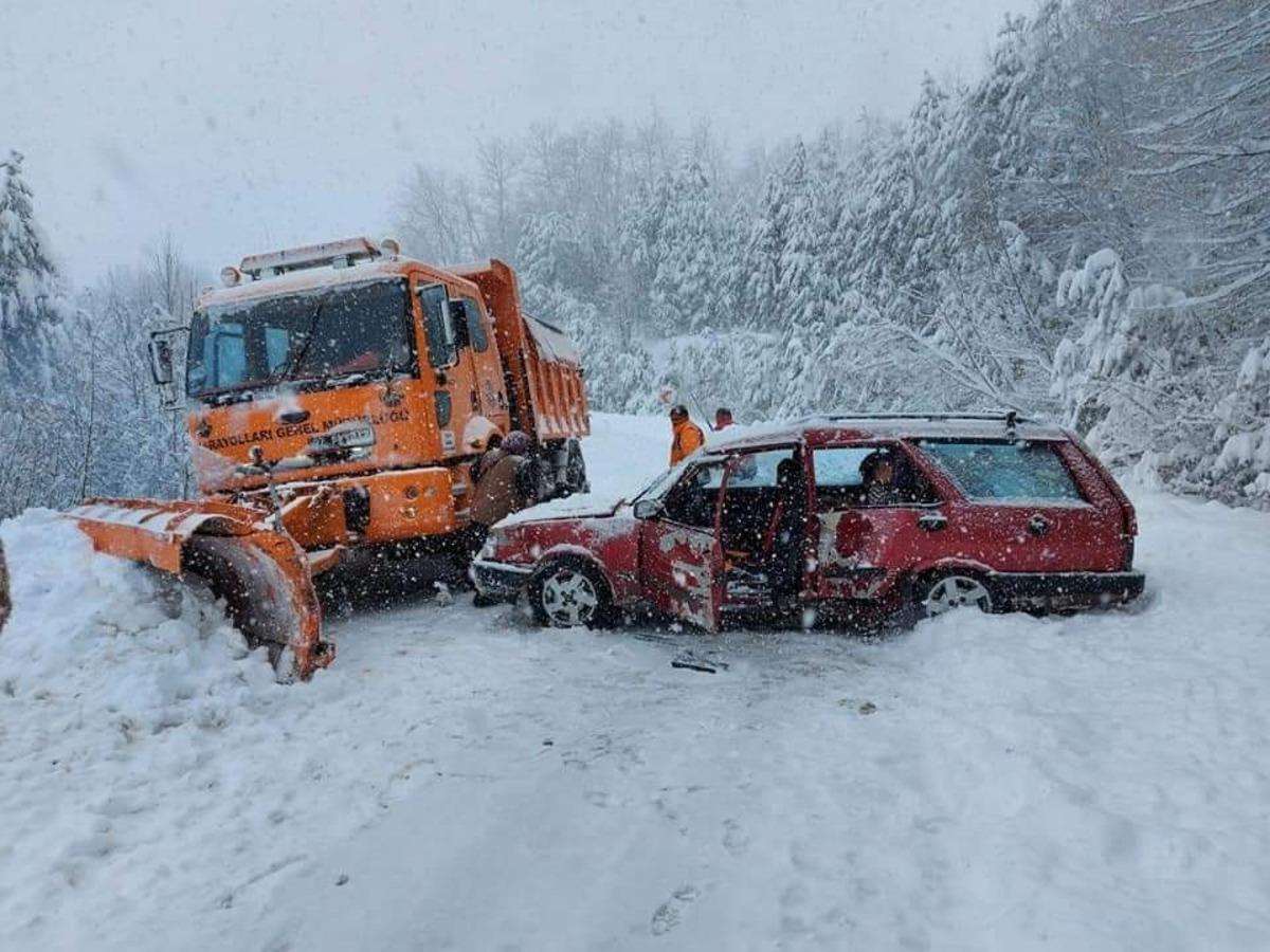 Paletli kar k&uuml;reme aracı, karşıdan gelen otomobile &ccedil;arptı: 3 yaralı
