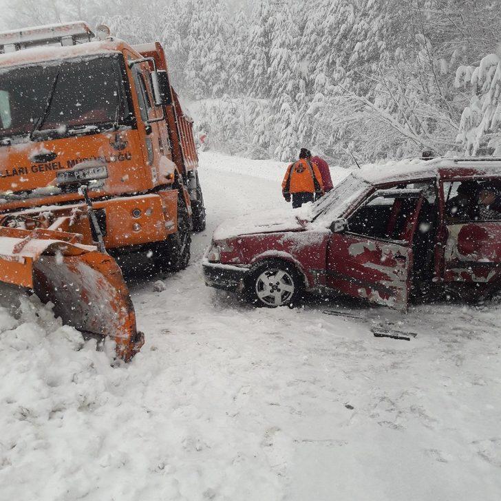 Paletli kar küreme aracı, karşıdan gelen otomobile çarptı: 3 yaralı G2