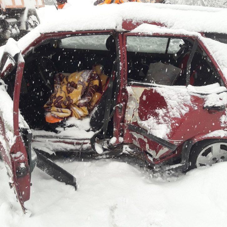 Paletli kar küreme aracı, karşıdan gelen otomobile çarptı: 3 yaralı G3