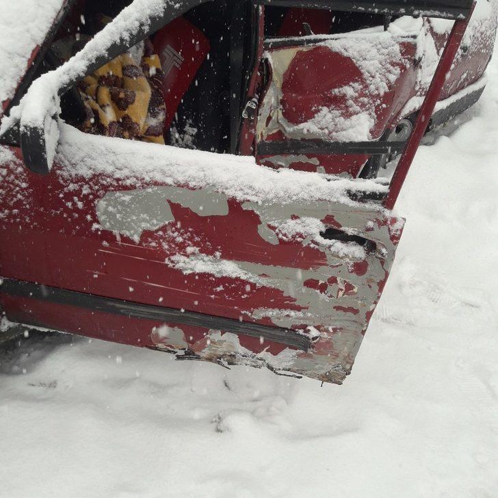 Paletli kar küreme aracı, karşıdan gelen otomobile çarptı: 3 yaralı G4