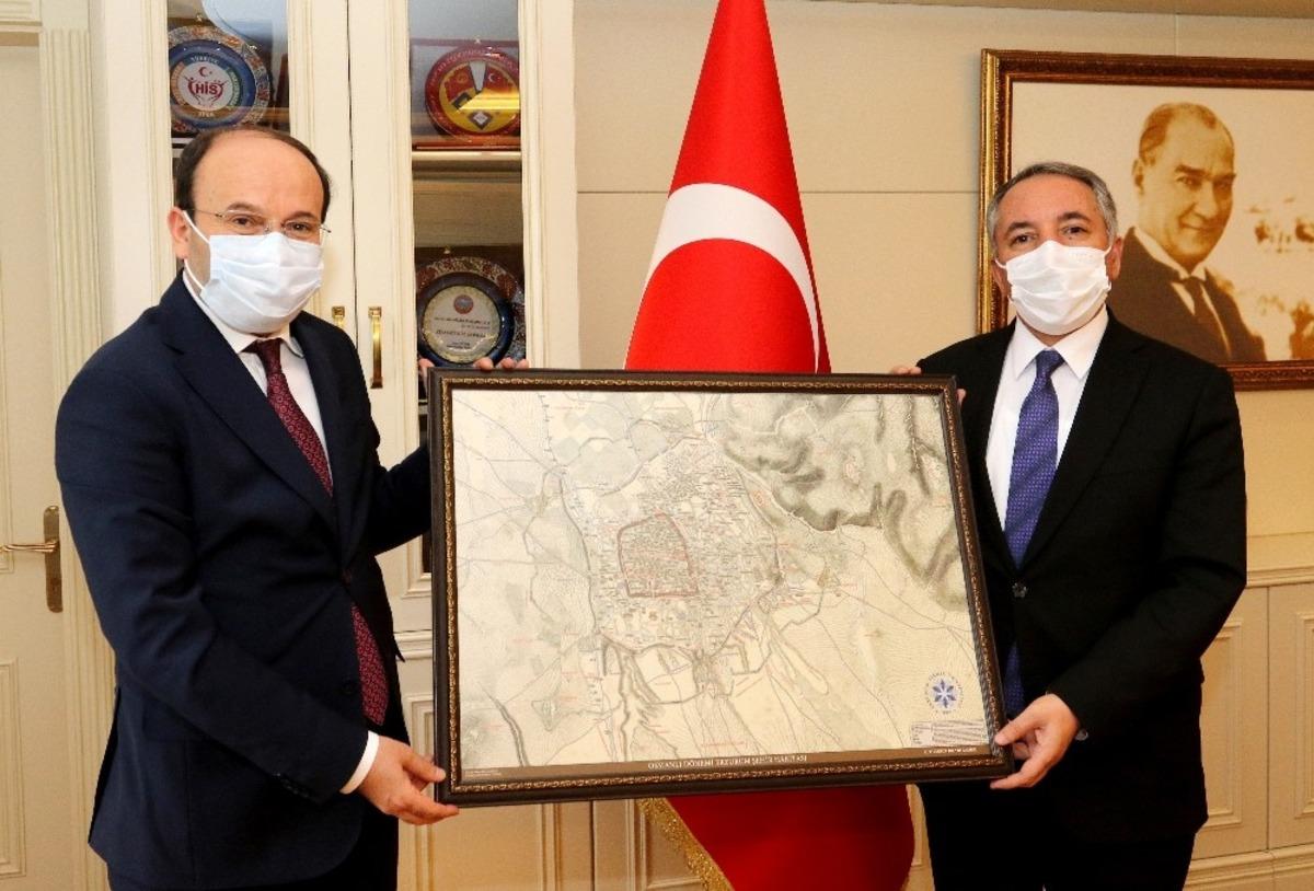 Aİ&Ccedil;&Uuml; Rekt&ouml;r&uuml; Prof. Dr. Karabulut, ET&Uuml; heyetini misafir etti