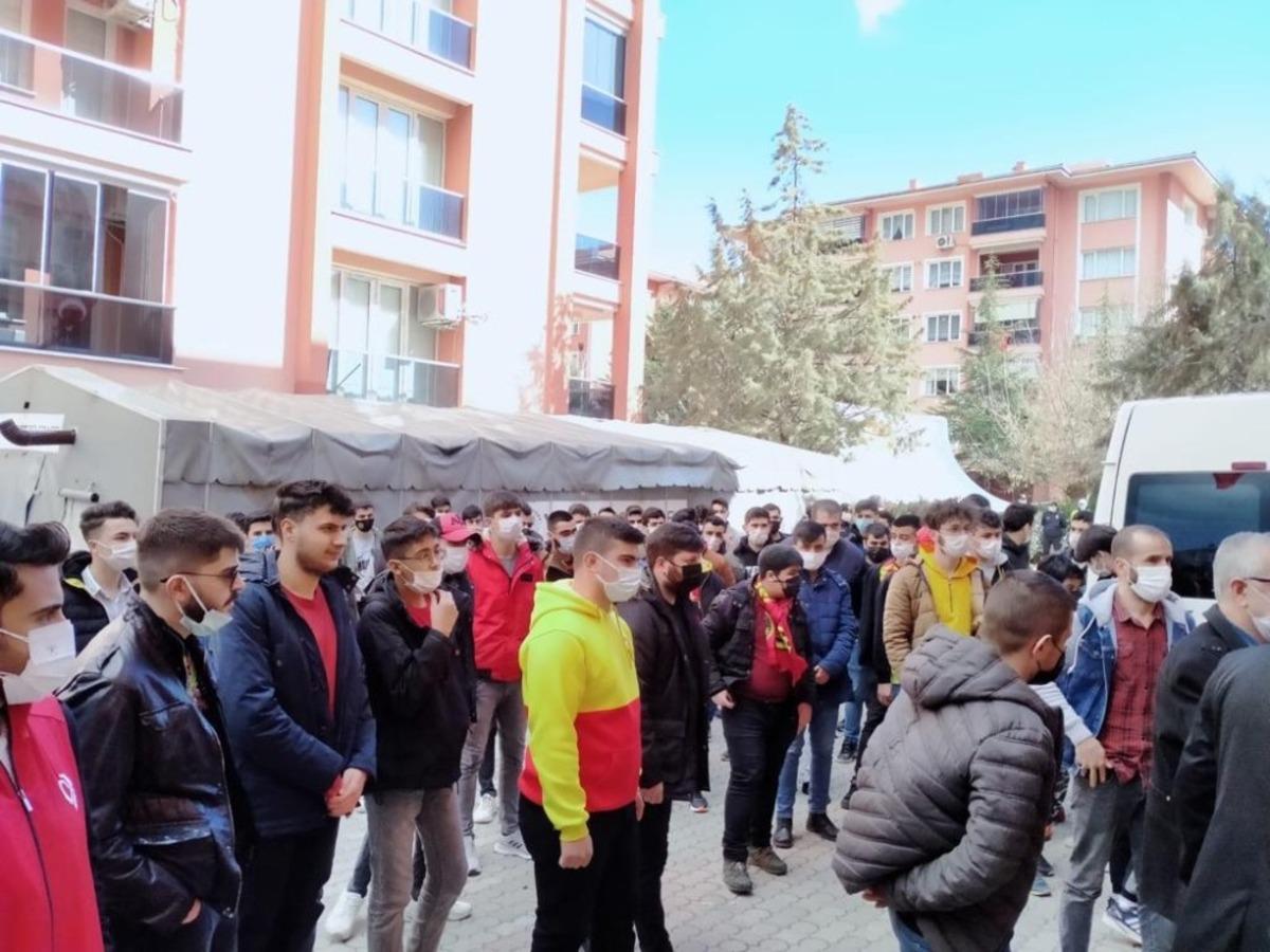 Taraftarlardan şehit ailesine taziye ziyareti