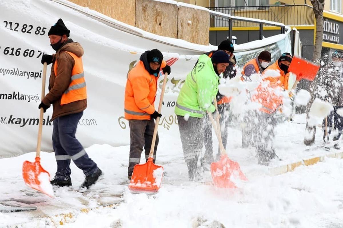 Aksaray&rsquo;da karla m&uuml;cadele ekipleri &ccedil;alışmalarını aralıksız s&uuml;rd&uuml;r&uuml;yor