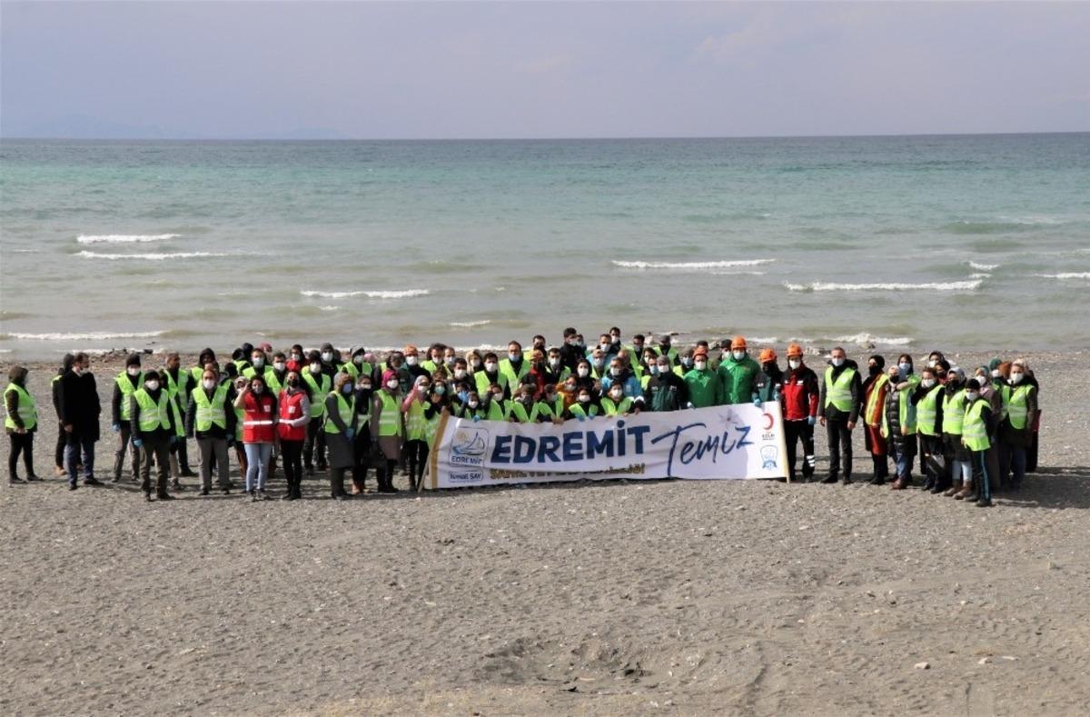 Van G&ouml;l&uuml; sahilinde tonlarca &ccedil;&ouml;p toplandı