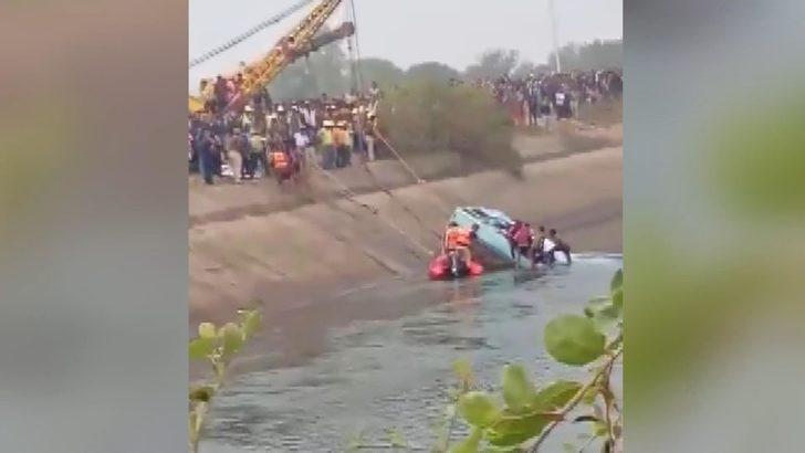 Hindistan’da yolcu otobüsü kanala düştü : 40 ölü G1