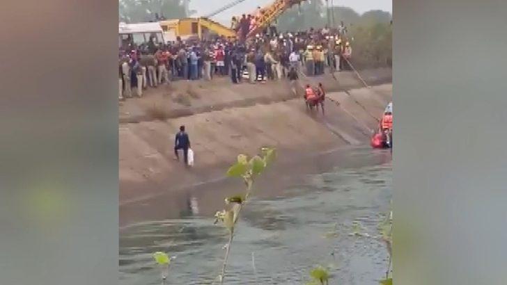 Hindistan’da yolcu otobüsü kanala düştü : 40 ölü G2