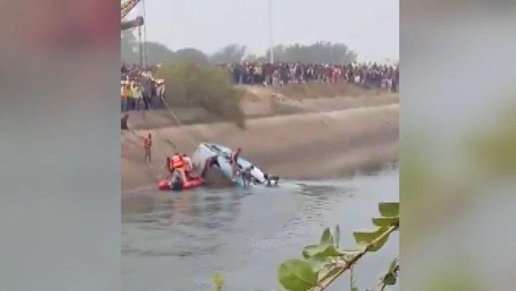 Hindistan’da yolcu otobüsü kanala düştü : 40 ölü G3