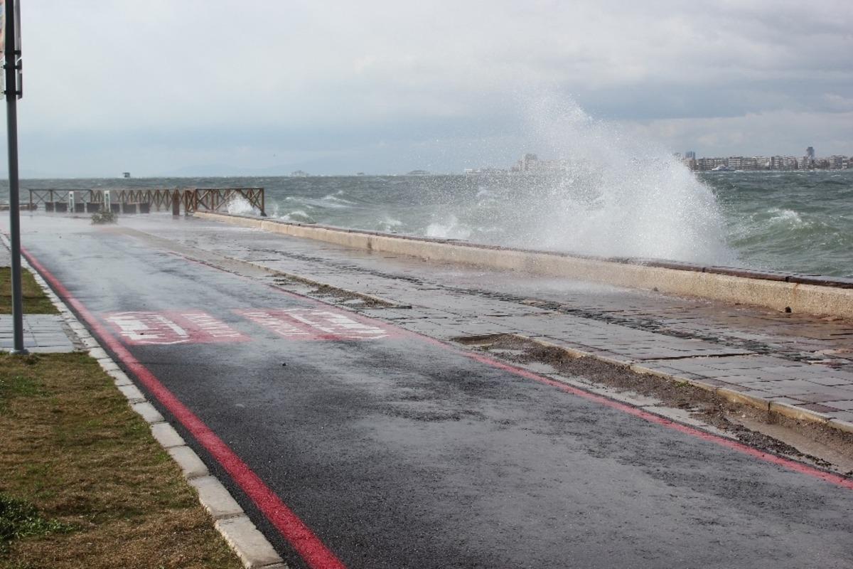 İzmir&rsquo;de fırtına kabusu geri d&ouml;nd&uuml;