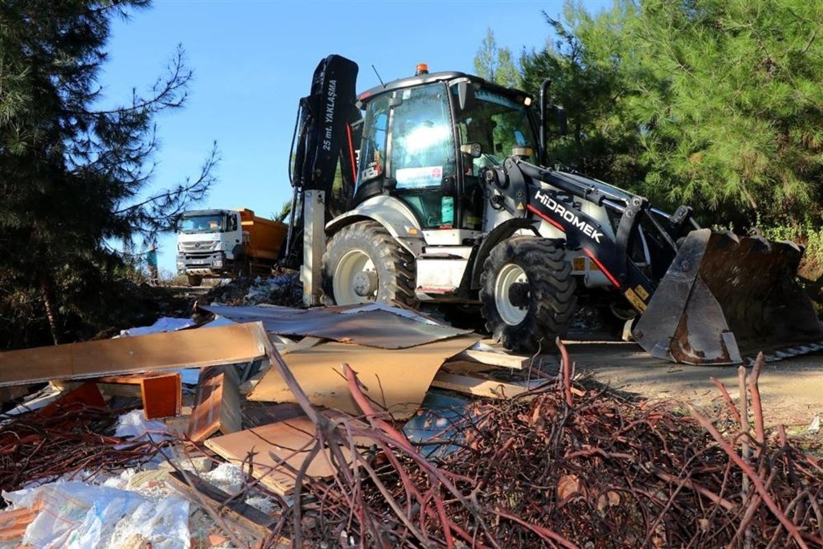Alanya&rsquo;da ormanlık alandaki atıklar temizlendi