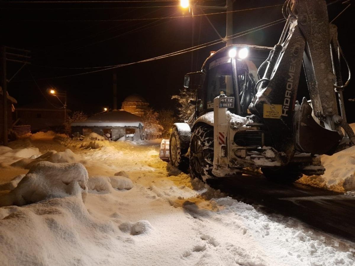İzmit&rsquo;in kırsalında ve merkezinde kar mesaisi
