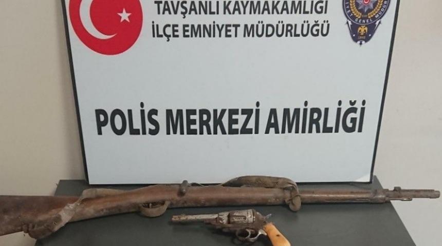 Polis otogarda tarihi eser niteliğinde tüfek ve silah ele geçirdi