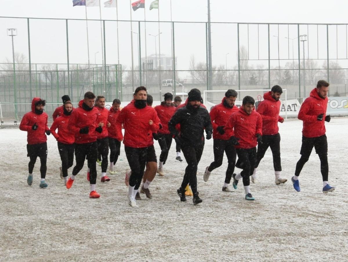 Sivas Belediyespor, kar altında &ccedil;alıştı