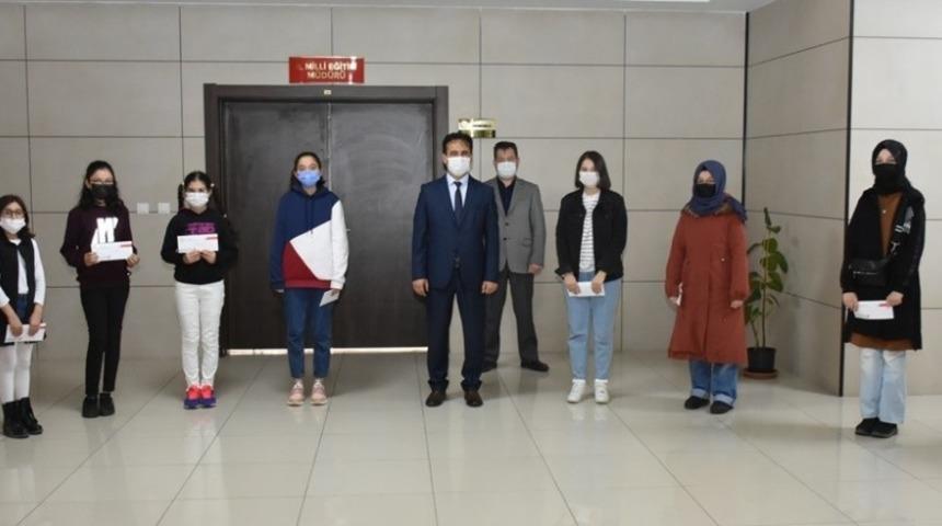 Karaman&rsquo;da yarışmada dereceye giren &ouml;ğrencilere &ouml;d&uuml;l
