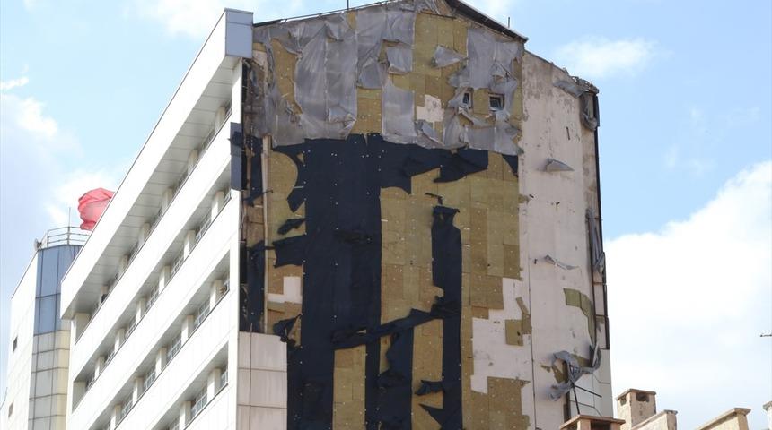 Muğla'da fırtına okulun dış cephe kaplamasını uçurdu!