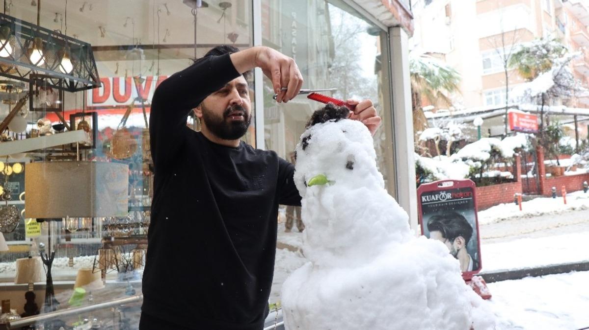İzmitli berber m&uuml;şteri bulamayınca kardan adamı tıraş etti