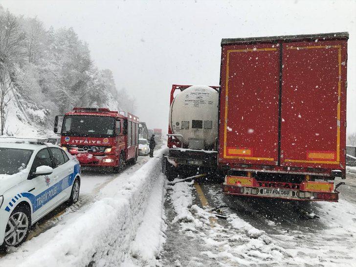 Sakarya'da 2 tırın çarpıştığı kaza trafiği aksattı G1