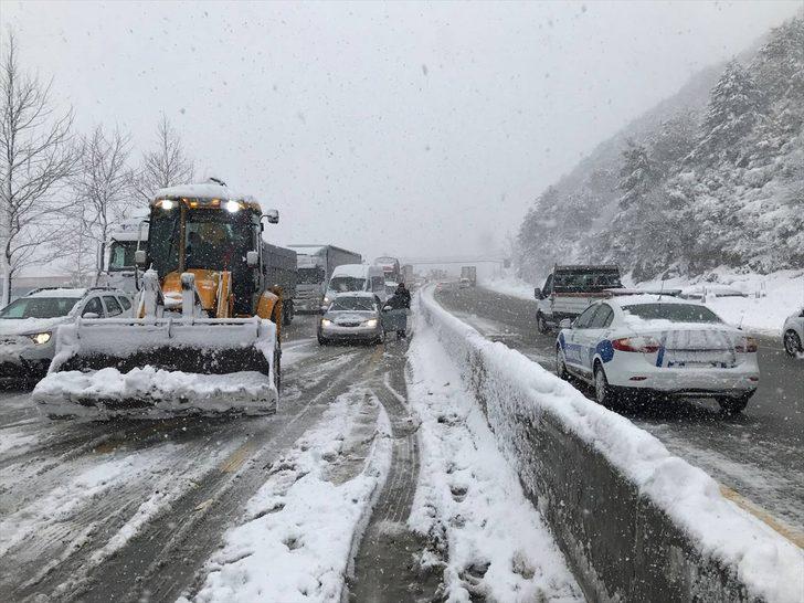 Sakarya'da 2 tırın çarpıştığı kaza trafiği aksattı G2