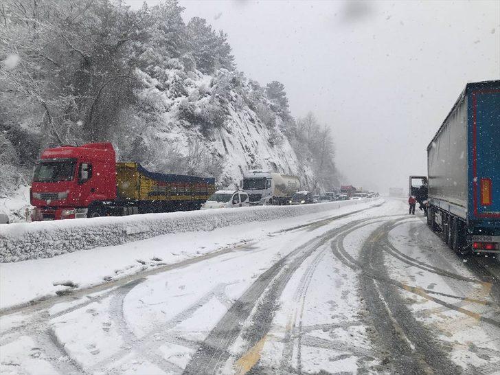 Sakarya'da 2 tırın çarpıştığı kaza trafiği aksattı G3