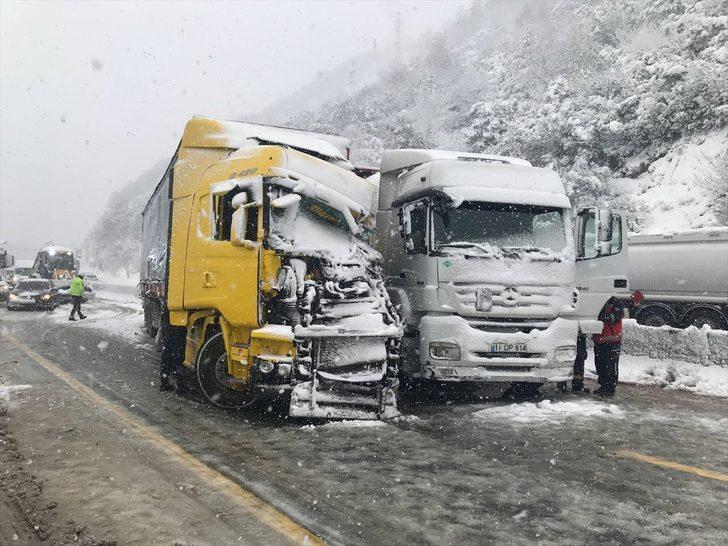 Sakarya'da 2 tırın çarpıştığı kaza trafiği aksattı G4