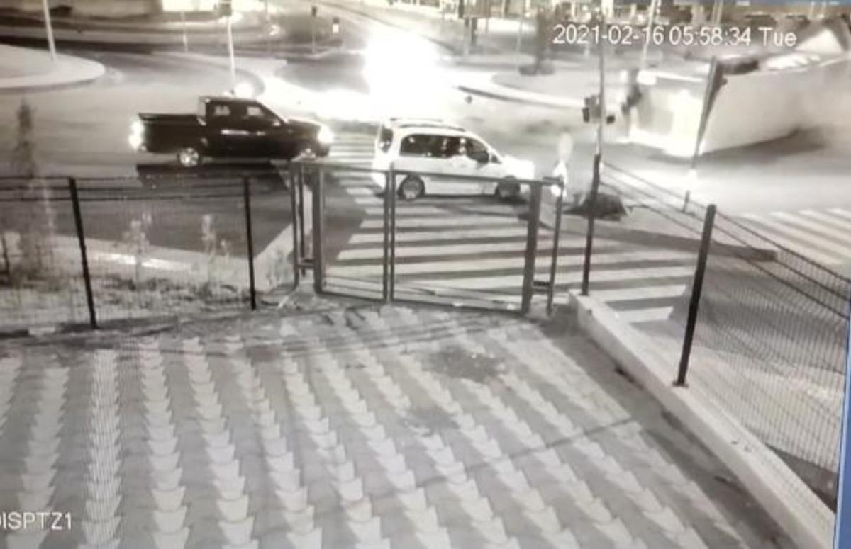 Diyarbakır&rsquo;da tırın devrilme ani g&uuml;venlik kameralarına yansıdı