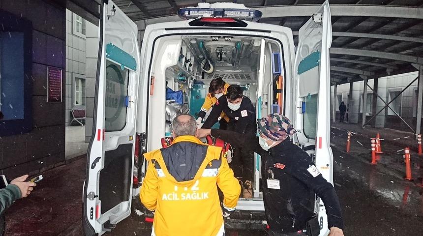 Babası evinin kapısında öldürüldü, polislerin incelemesini gözyaşları içinde izledi  