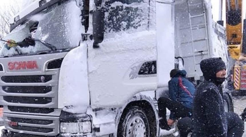 Devrilen tır ve maddi hasarlı kazalar ulaşımda aksamaya neden oldu