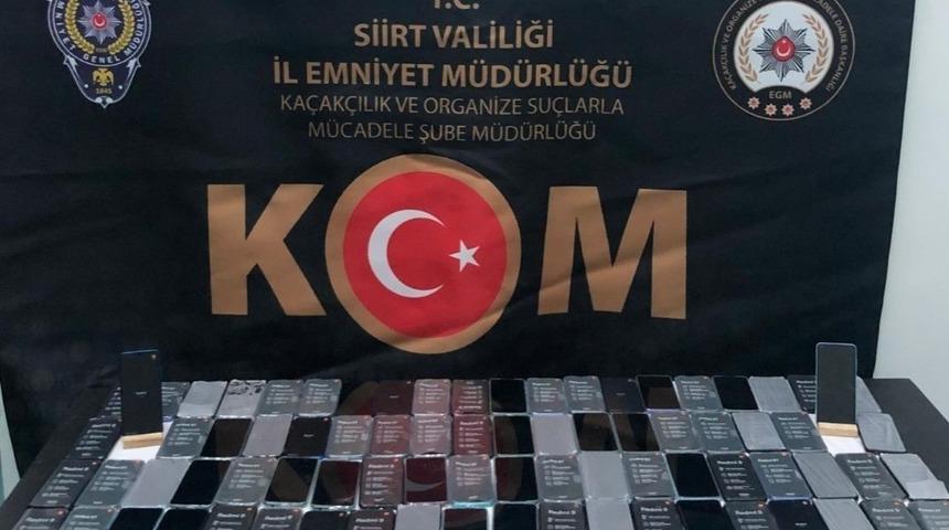 Siirt&rsquo;te g&uuml;mr&uuml;k ka&ccedil;ağı 80 adet cep telefonu ele ge&ccedil;irildi