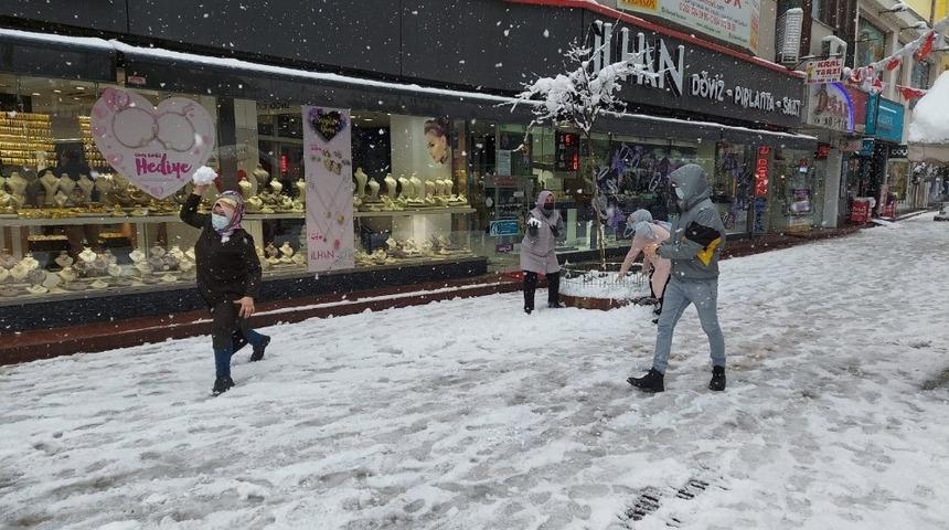 Çocuklar ders başında ebeveynler kartopu savaşında