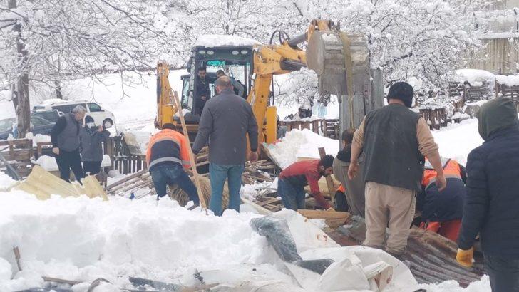 Çöken çatı altındaki hayvanları kurtarmak için zamanla yarıştılar G3