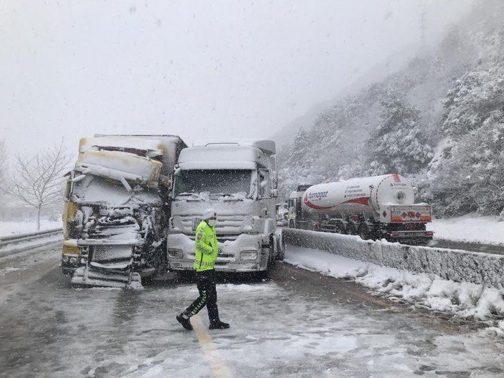 D-650’de 2 tır çarpıştı, yol ulaşıma kapandı G1