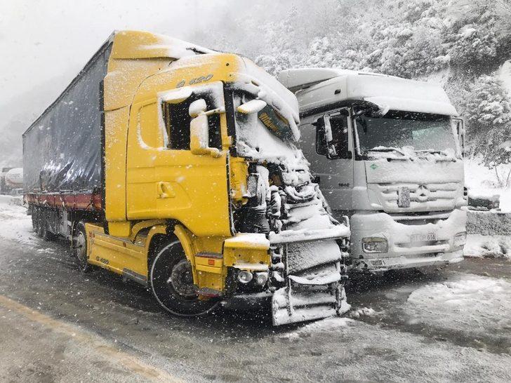 D-650’de 2 tır çarpıştı, yol ulaşıma kapandı G2