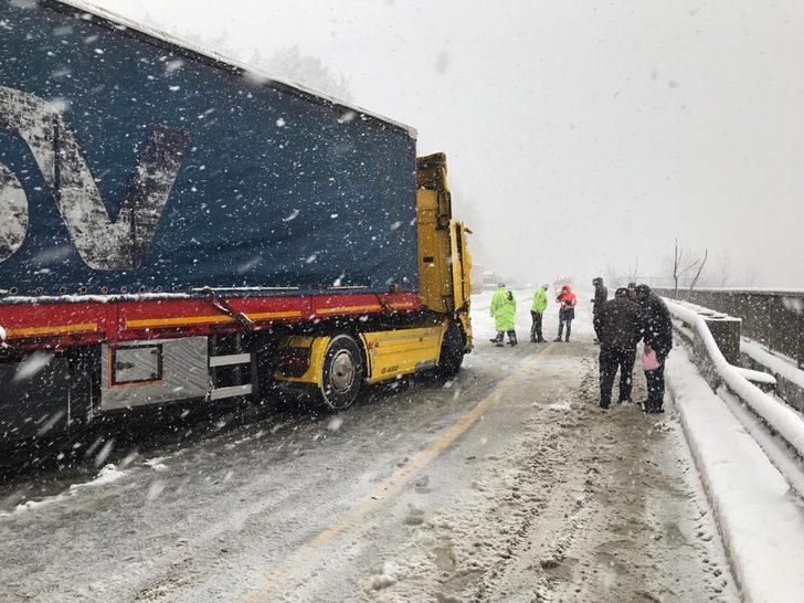 D-650’de 2 tır çarpıştı, yol ulaşıma kapandı G3