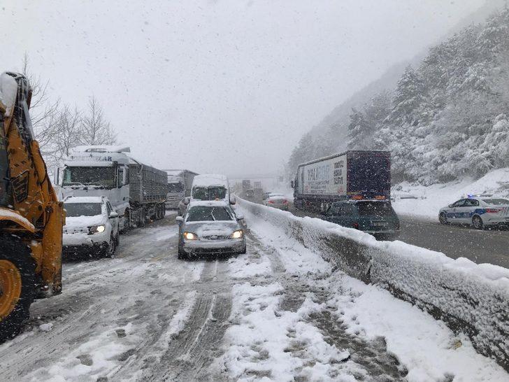 D-650’de 2 tır çarpıştı, yol ulaşıma kapandı G4