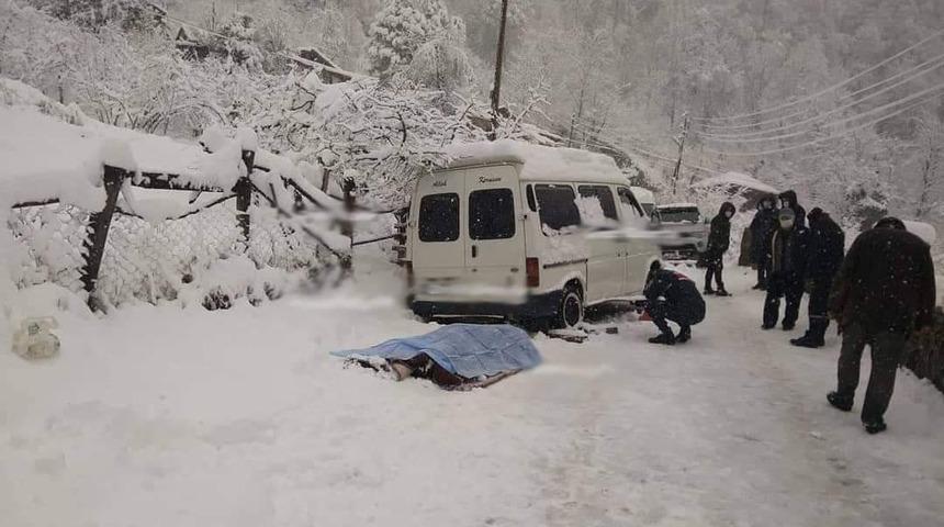 Zincir takarken hareket eden minibüsünün altında kalarak hayatını kaybetti