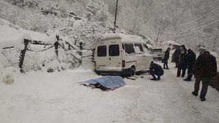 Zincir takarken hareket eden minibüsünün altında kalarak hayatını kaybetti