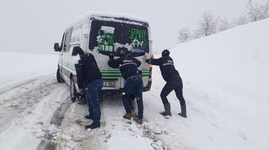 Yolda kalan cenaze nakil aracını ekipler kurtardı