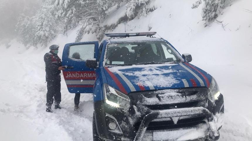 Evlerinde mahsur kalan 2 vatandaş, jandarma ekiplerince kurtarıldı