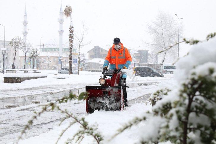 Serdivan’da karla kaplanan kaldırımlar temizleniyor G2