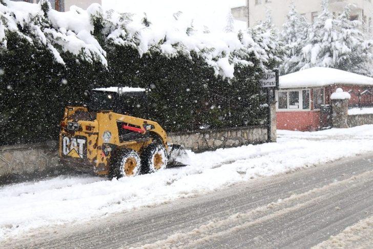 Serdivan’da karla kaplanan kaldırımlar temizleniyor G3