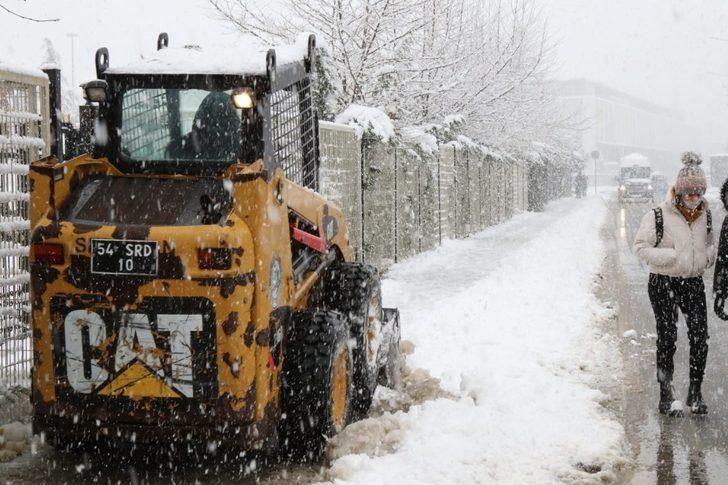 Serdivan’da karla kaplanan kaldırımlar temizleniyor G4