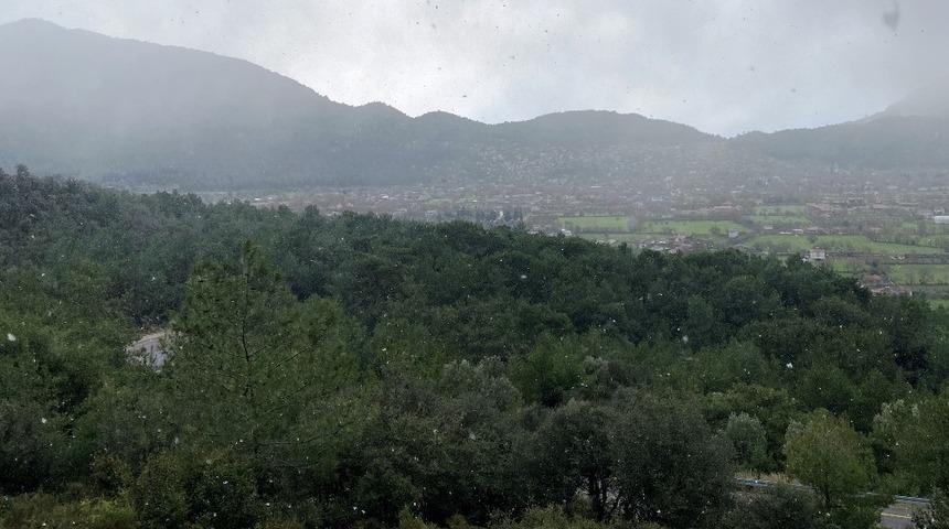 Fethiye’ye kar yağdı, vatandaşlar şaşırdı
