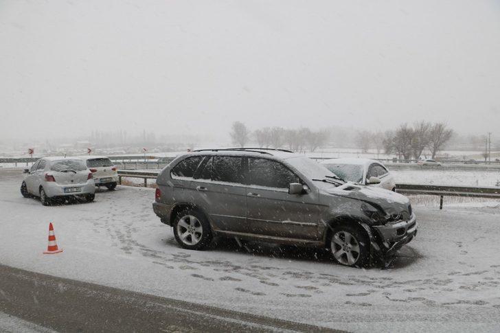 Sivas’ta kar yağışı kazaları da beraberinde getirdi: 2 yaralı G1