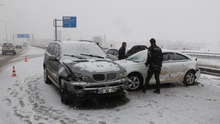 Sivas’ta kar yağışı kazaları da beraberinde getirdi: 2 yaralı G2