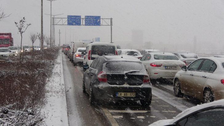Sivas’ta kar yağışı kazaları da beraberinde getirdi: 2 yaralı G3